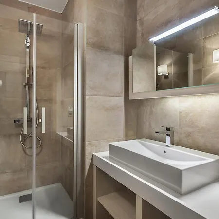 Elegant Avec Acces Facile Aux Pistes, Parking Et Salle De Fitness - Fr-1-562-23 Courchevel